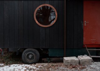 Holzwagen mit rundem Fenster